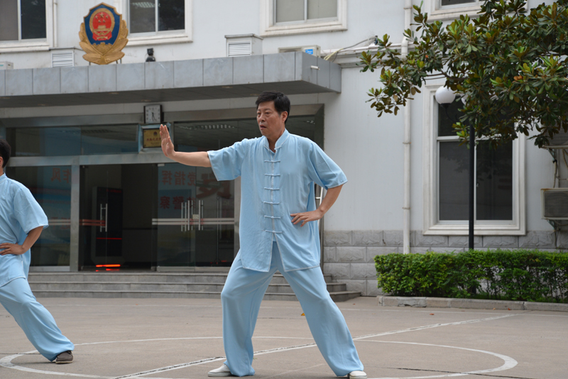 聘請陳式太極拳知名教練教學(xué)，開展太極拳興趣小組活動。