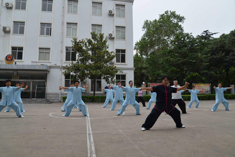 聘請陳式太極拳知名教練教學(xué)，開展太極拳興趣小組活動。