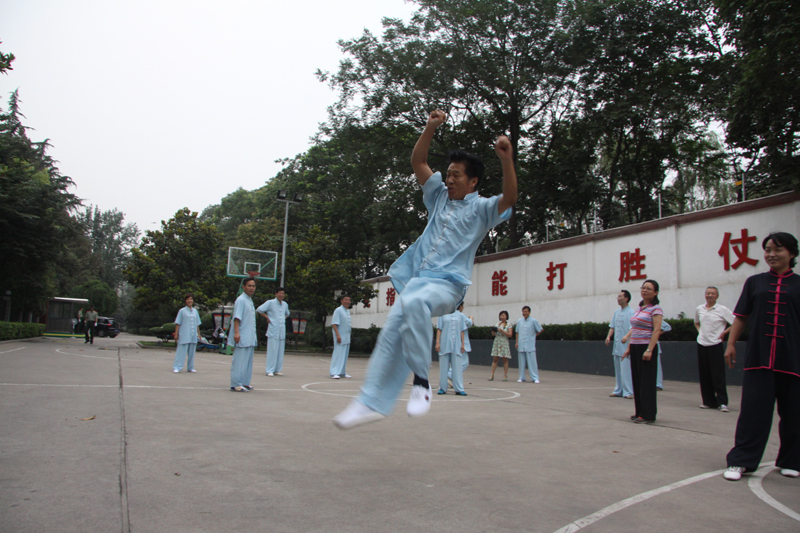 聘請陳式太極拳知名教練教學(xué)，開展太極拳興趣小組活動。
